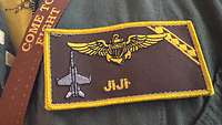 Das Namensband eines Soldaten ist mit dem Callsign „Jiji“ zu sehen.