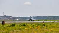 Ein spanischer Eurofighter auf der Start- und Landebahn.