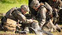 Soldaten versorgen einen Verwundeten