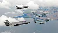 Kampfflugzeuge vom Typ Eurofighter und F-35 fliegen in Formation