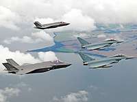 Kampfflugzeuge vom Typ Eurofighter und F-35 fliegen in Formation