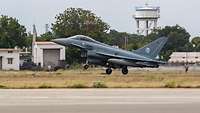 Der erste deutsche Eurofighter landet auf der Air Base Sulur in Indien