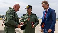 Der indische Air Chief Marshal Vivek Ram Chaudhari überreicht Generalleutnant Ingo Gerhartz das offizielle Patch 