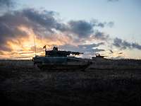 Zwei Schützenpanzer Puma im Sonnenuntergang