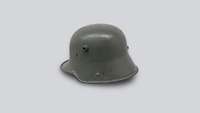 Stahlhelm M16 freigestellt auf grauem Hintergrund