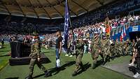 Flaggenparade in Hamburg