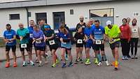 Läufer verschiedener Altersklassen beginnen den Lauf