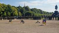 Soldaten in Flecktarnuniform stehen in einem Park