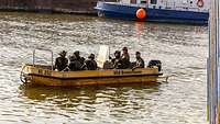 Ein Boot mit Soldaten