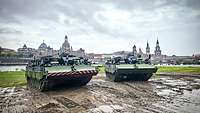 zwei Panzer auf Matsch vor Dresdner Altstadt