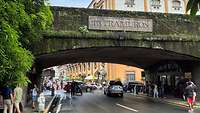 Eine große Steinbrücke vor dem Eingang zum historischen Stadtviertel Manilas.