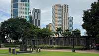 Blick von der historischen Festung Santiago auf Hochhäuser von Manila.