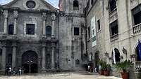 Eine sehr alte graue Kirche im historischen Stadtteil von Manila.