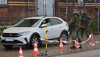 Soldaten kontrollieren ein Auto