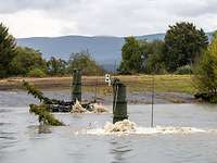 Zwei Tiefwatschachte zweier Panzer ragen über die Wasseroberfläche.