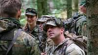 US-amerikanische und deutsche Soldaten im Gespräch im Wald