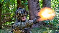 Ein Soldat schießt mit einer Signalpistole. Ein Feuerball entsteht an der Mündung.