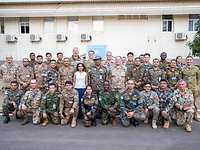 Soldatinnen und Soldaten posieren vor dem Gebäude des UNMISS-Headquarters für ein Gruppenbild