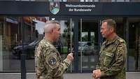 Zwei Generale beim Begrüßungsgespräch vor dem Gebäude des Weltraumkommandos der Bundeswehr in Uedem