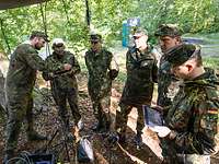 Soldatinnen und Soldaten werden an Fernmeldemittel ausgebildet.