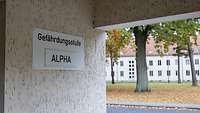 Ein Schild an einem Kaserneneingang auf dem steht "Gefährdungsstufe ALPHA"