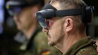 Ein Soldat trägt eine VR-Brille