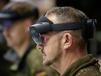 Ein Soldat trägt eine VR-Brille