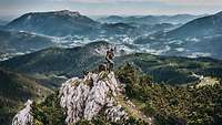 Mehrere Soldaten stehen oberhalb eines steinigen Berges, im Hintergrund das Alpenpanorama