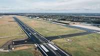 Eine Start- und Landebahn für Flugzeuge auf einer grün-gelben Wiese