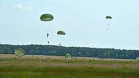 Fallschirmjäger gleitet zu Boden.