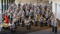 Das Heeresmusikkorps Ulm stehen und Sitzen auf einer Treppe