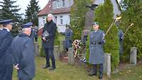 Pfarrhelfer Bernhard Trömer bei der Gedenkveranstaltung zum Volkstrauertag in Viereck