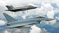 F-35-A und Eurofighter im gemeinsamen Flug.