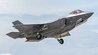 Ein Kampfjet des Typs F-35 A im Flug.