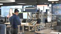 Schriftzug „Nationales IT-Lagezentrum“ an der Glastür zum Lagezentrums des BSI