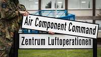 Das Schild des Zentrum Luftoperationen wird durch ein Schild des Air Component Command ausgetauscht