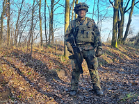 Ein Soldat in Uniform steht auf einem Übungsplatz der Bundeswehr