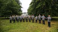 Musiker im Halblreis in einem Park