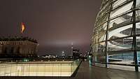 Blick von der Dachterrasse des Reichstages über das abendliche Berlin.