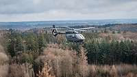 Mehrzweckhubschrauber H145M LUH SOF fliegt über Waldgebiet