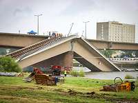 Teile der zerstörten Carolabrücke in Dresden liegen in der Elbe