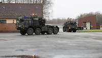 Drei LKW der Bundeswehr fahren in die Kaserne ein