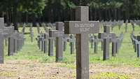 Grabkreuz eines unbekannten deutschen Soldaten in Ysselsteyn.