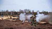 Soldaten setzen zwei Panzerfäuste ein.