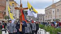 Pilgerzug der Katholischen Militärseelsorge mit Kreuz und Fahne in Rom