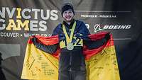 Ein Sportler mit Goldmedaille und Deutschlandfahne bei den Invictus Games in Kanada