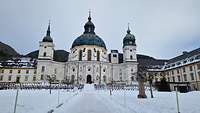 Ein Kloster mit einer Kuppel in der Mitte und drei kleinen Türmen daneben