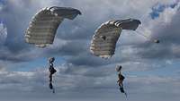 Zwei Soldaten gleiten unter bewölktem Himmel mit ihren Fallschirmen dicht hintereinander gen Boden.