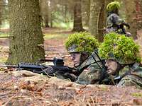 Soldaten im Wald.