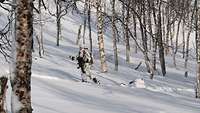 Ein Soldat läuft auf Ski und zieht einen Schlitten hinter sich her.